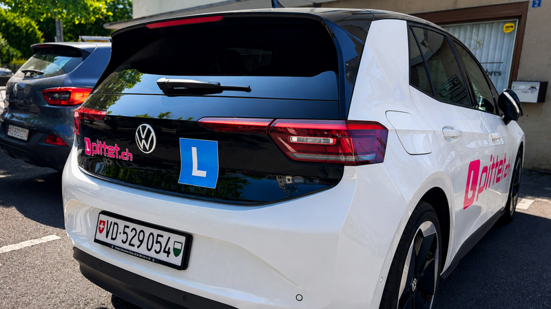 Fichier:Voiture l bleu blanc.png